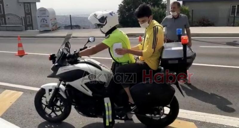 Sınava geç kalanların yardımına polis koştu