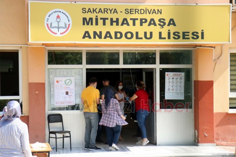 Sınava geç kalanların yardımına polis koştu