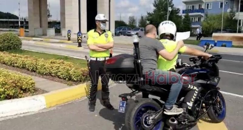 Sınava geç kalanların yardımına polis koştu