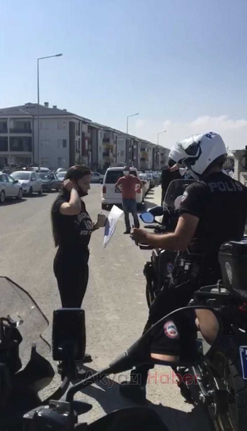 Sınava geç kalanların yardımına polis koştu