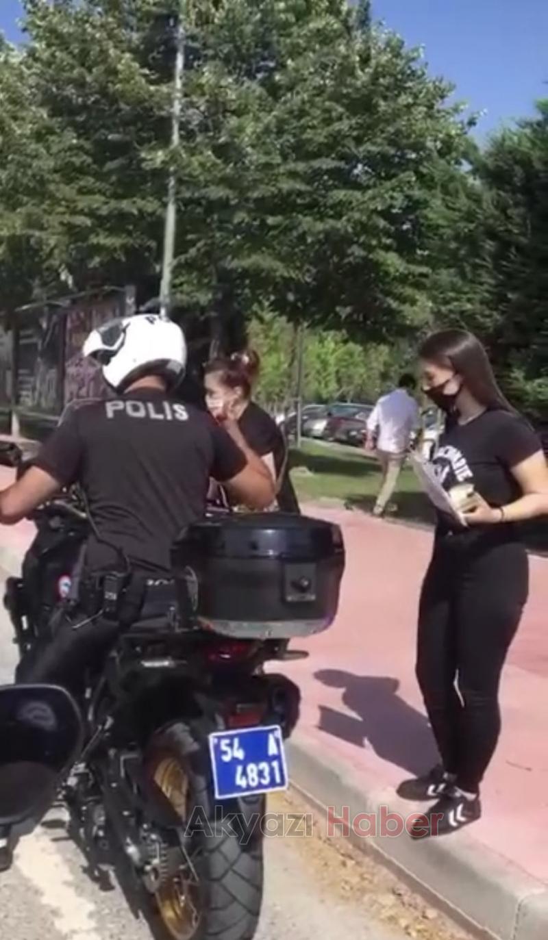 Sınava geç kalanların yardımına polis koştu