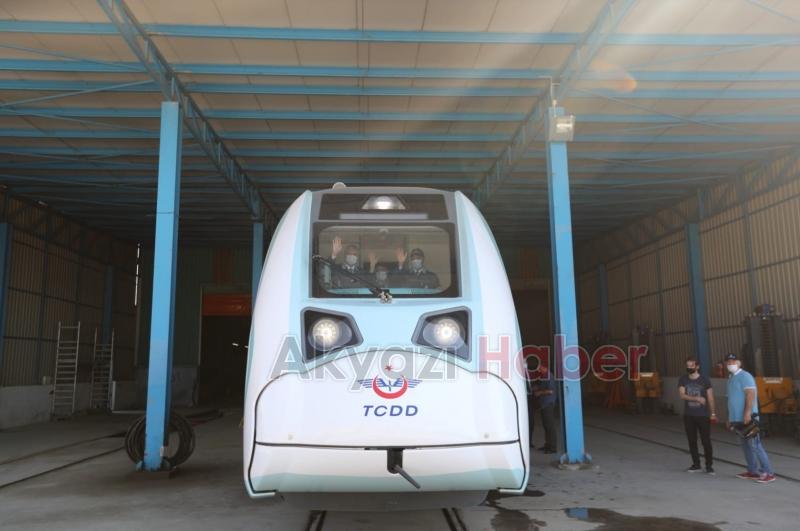 Milli tren raylara indirildi