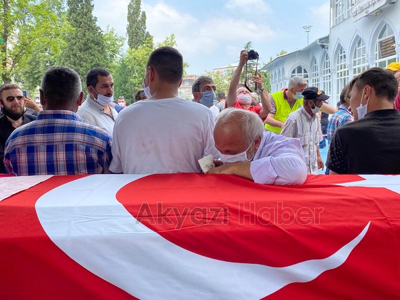 Kardeşinin tabutuna sarılıp gözyaşı döktü