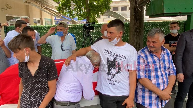 Kardeşinin tabutuna sarılıp gözyaşı döktü