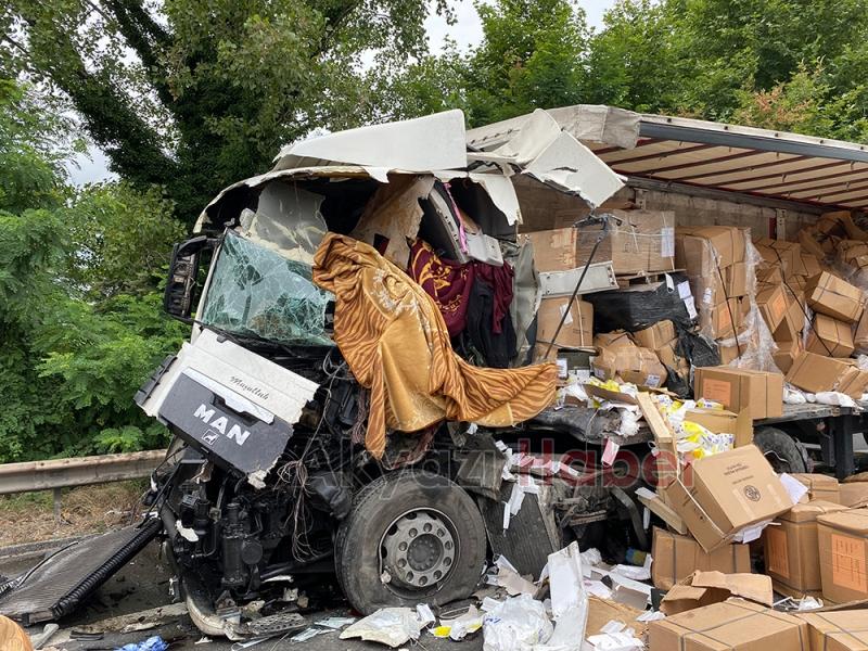 Otoyolda feci kaza; maskeler yola saçıldı