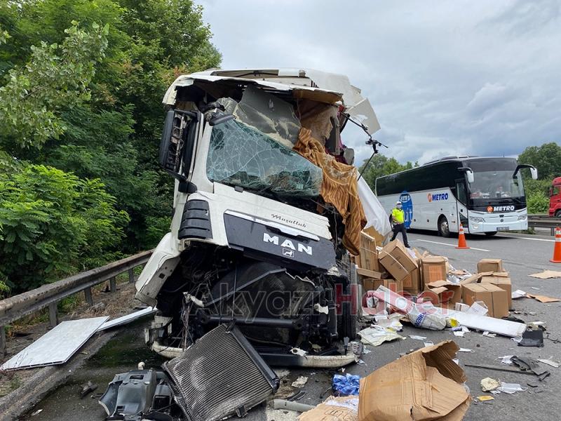 Otoyolda feci kaza; maskeler yola saçıldı