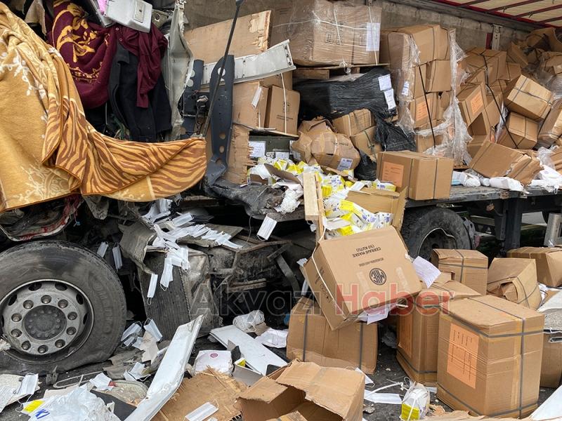 Otoyolda feci kaza; maskeler yola saçıldı