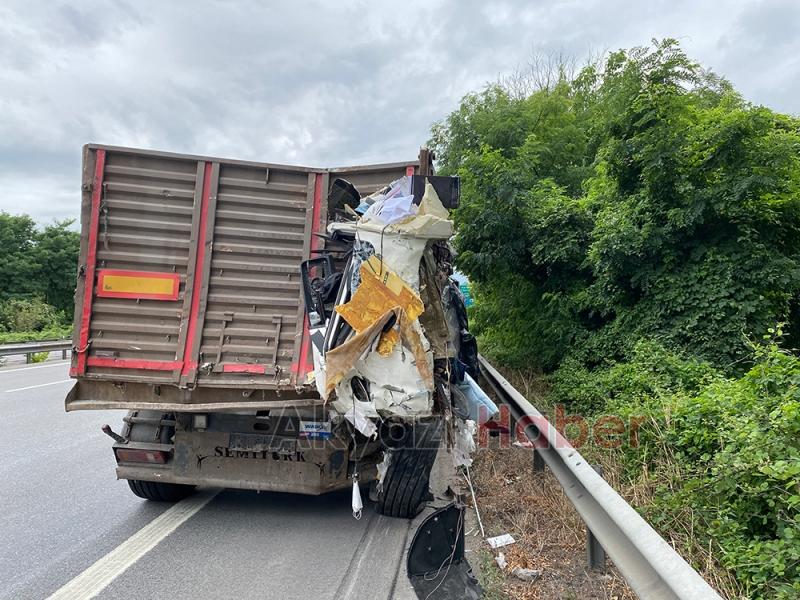Otoyolda feci kaza; maskeler yola saçıldı