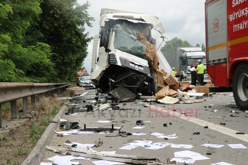 Otoyolda feci kaza; maskeler yola saçıldı