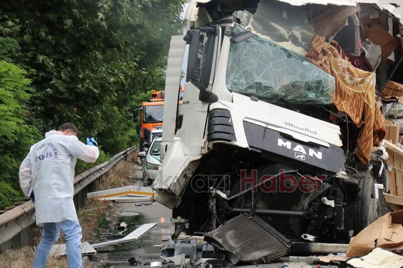 Otoyolda feci kaza; maskeler yola saçıldı