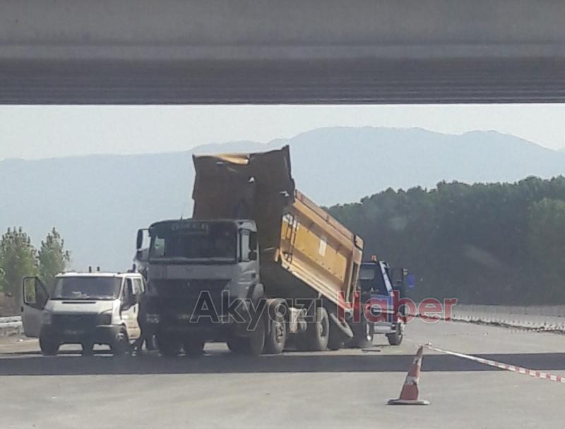 Damperi açık ilerleyen kamyon köprüye çarptı