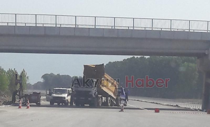 Damperi açık ilerleyen kamyon köprüye çarptı