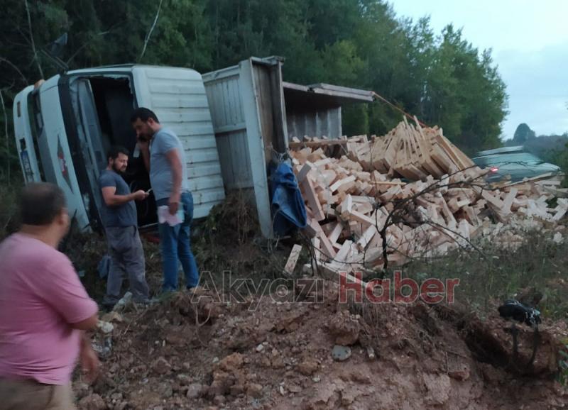 Kamyon yan yattı, sürücü yaralandı