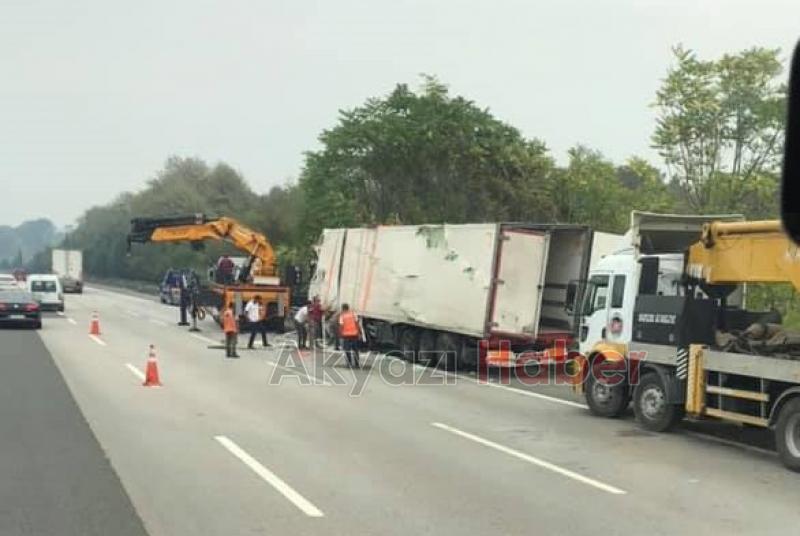 TEM Akyazı kesiminde tırlar çarpıştı