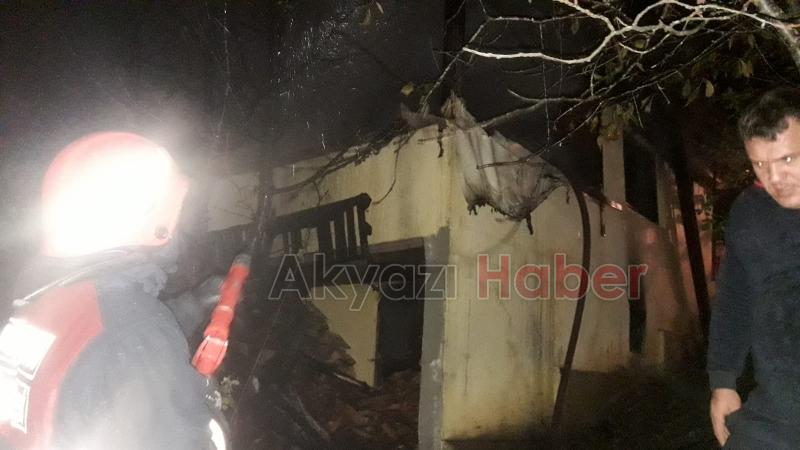 Akyazı'da ev yangını