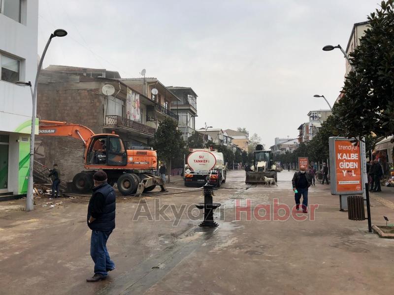Akyazı Çarşı içindeki o tarihi bina yıkıldı