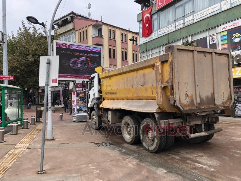 Akyazı Çarşı içindeki o tarihi bina yıkıldı