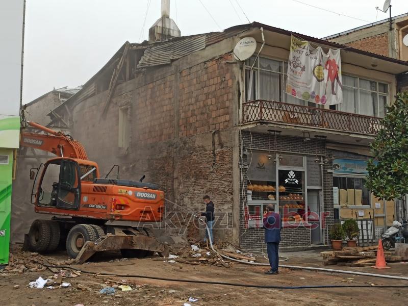 Akyazı Çarşı içindeki o tarihi bina yıkıldı