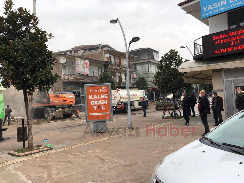 Akyazı Çarşı içindeki o tarihi bina yıkıldı