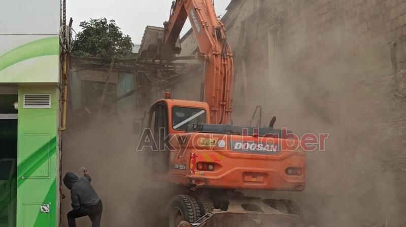 Akyazı Çarşı içindeki o tarihi bina yıkıldı