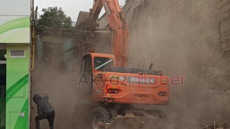 Akyazı Çarşı içindeki o tarihi bina yıkıldı