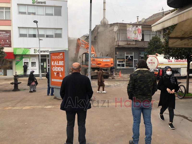 Akyazı Çarşı içindeki o tarihi bina yıkıldı