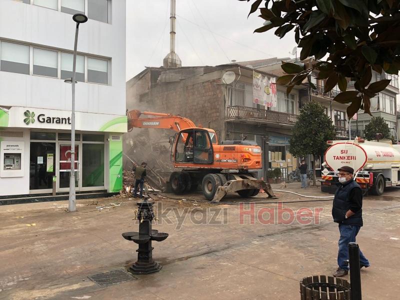 Akyazı Çarşı içindeki o tarihi bina yıkıldı