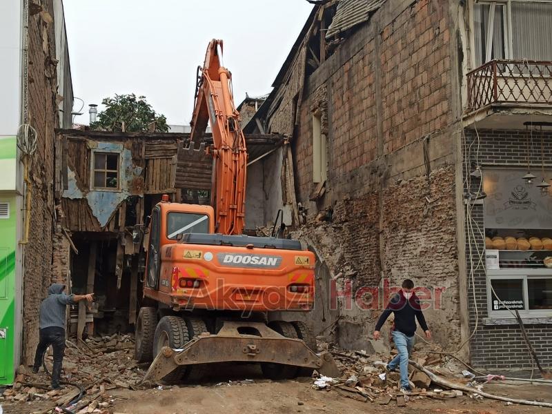 Akyazı Çarşı içindeki o tarihi bina yıkıldı