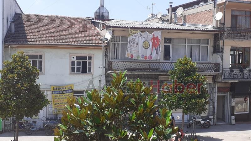 Akyazı Çarşı içindeki o tarihi bina yıkıldı