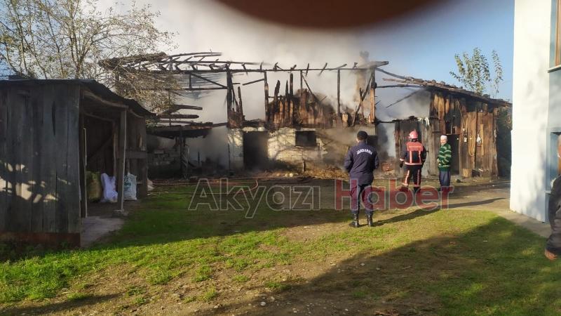 Samanlık ve ahır alev alev yandı