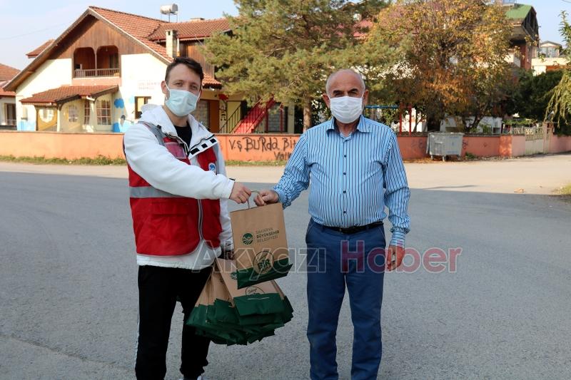Akyazı'da maske ve dezenfektan dağıtıldı