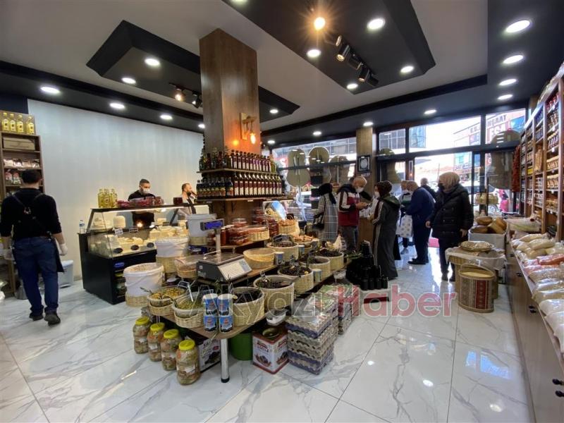 Peynirci Raşit Büyük İndirimlerle Açıldı