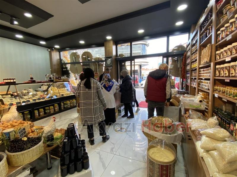 Peynirci Raşit Büyük İndirimlerle Açıldı