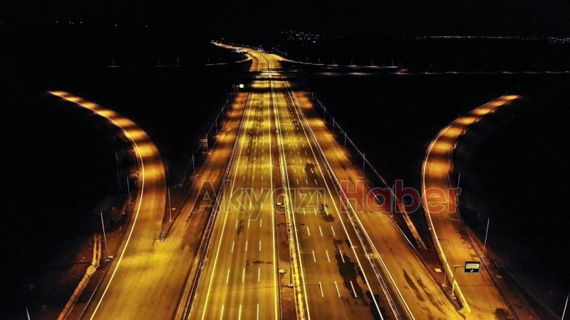 Otoyolun gece görüntüsü hayran bıraktı