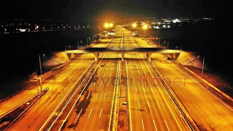 Otoyolun gece görüntüsü hayran bıraktı