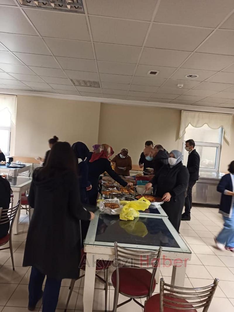 Akyazı Devlet Hastanesi'ne moral ziyareti yaptılar