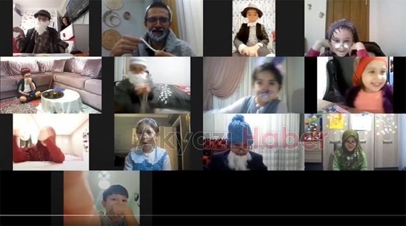 Öğrencilerine masal anlatıyor