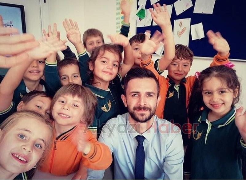 Öğrencilerine masal anlatıyor