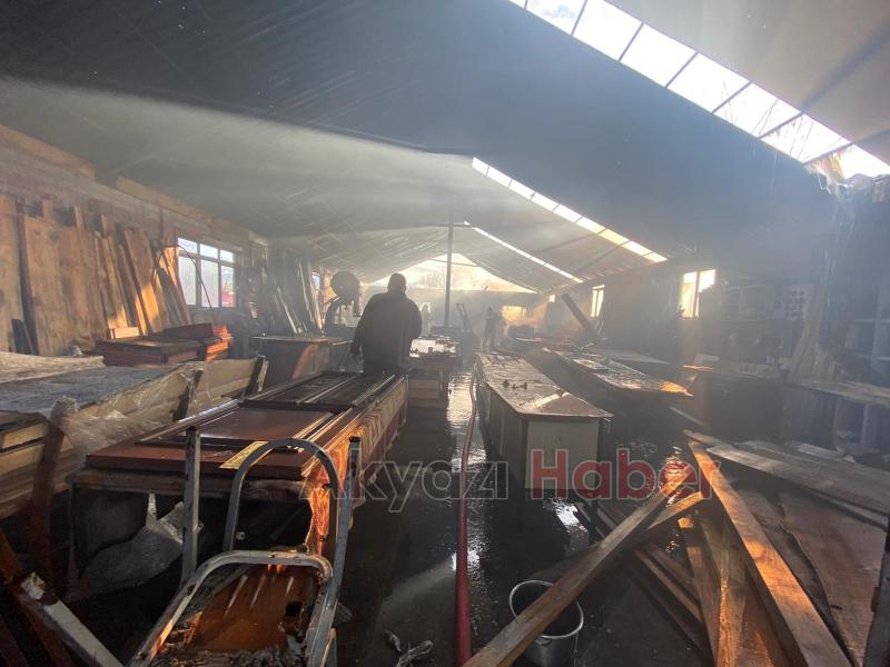 Marangoz atölyesi alev alev yandı