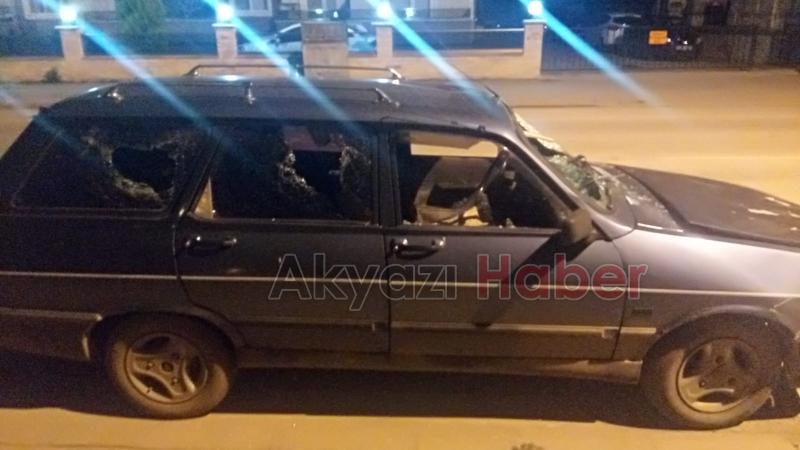 Baltayla aracın camlarını kırdı