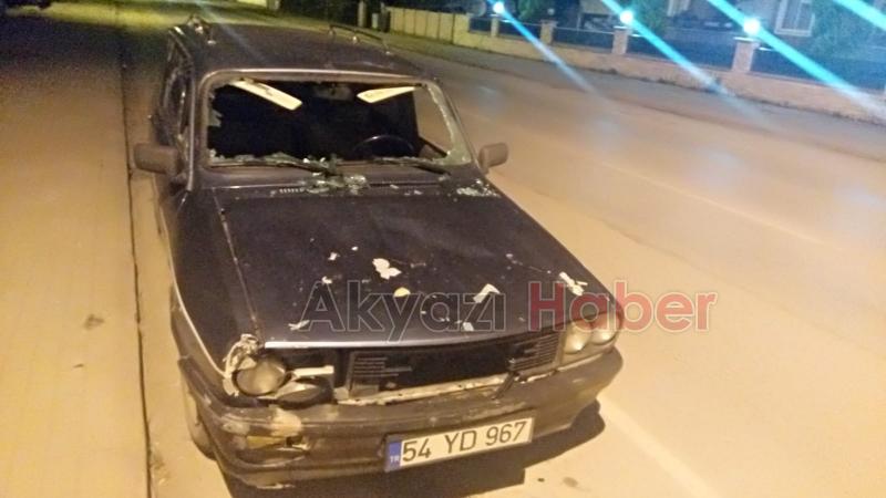 Baltayla aracın camlarını kırdı