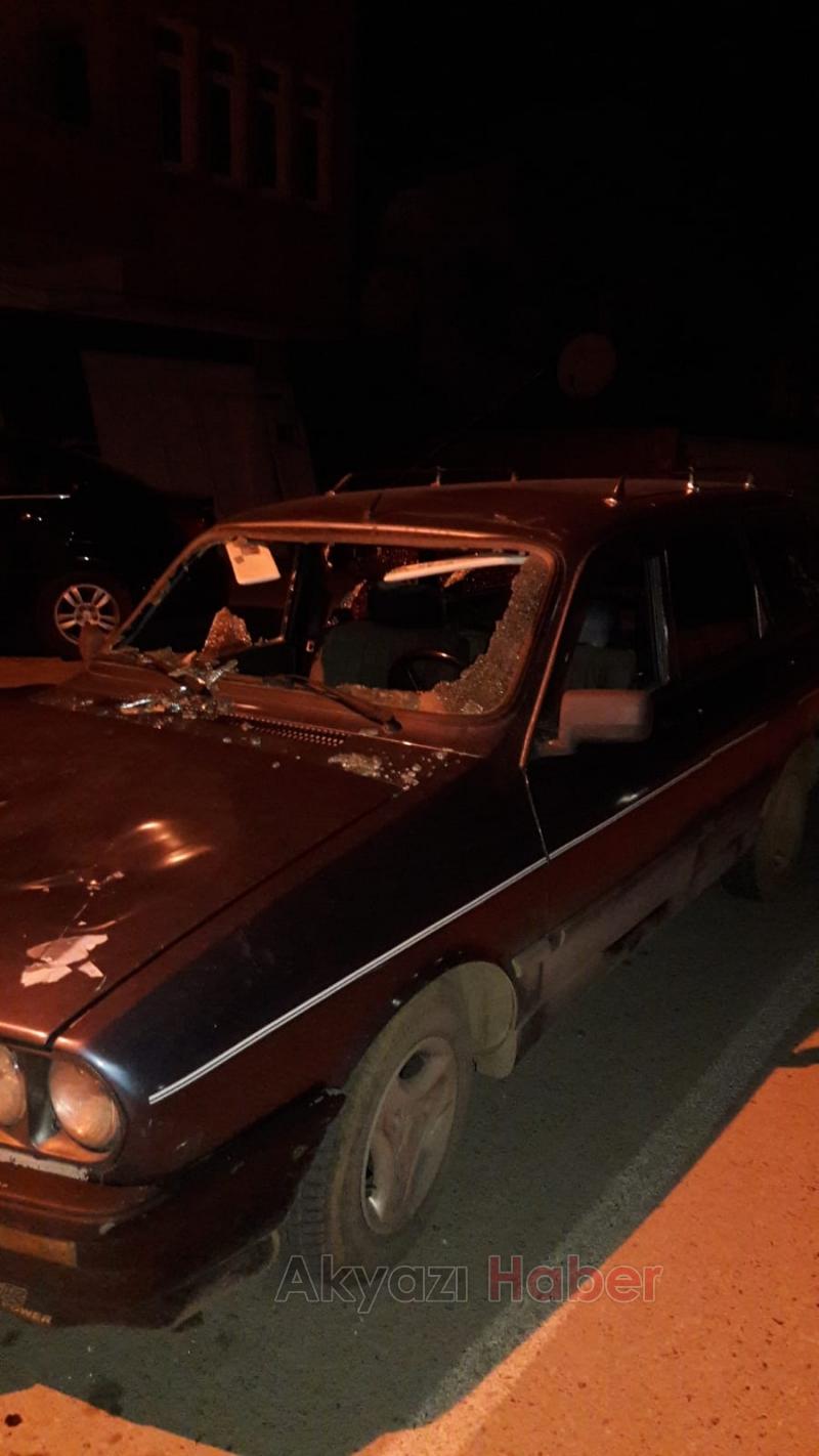 Baltayla aracın camlarını kırdı