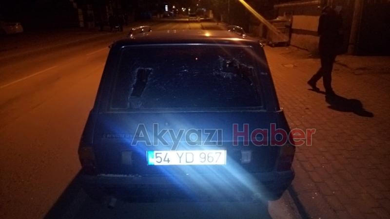 Baltayla aracın camlarını kırdı
