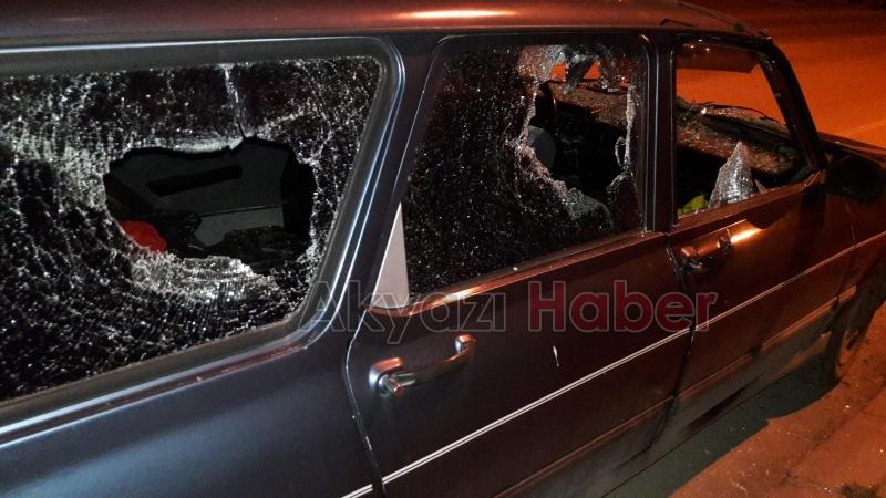 Baltayla aracın camlarını kırdı