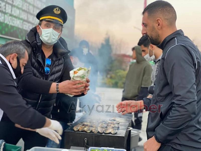 Balıkçı Hüseyin'den futbolculara balık ziyafeti
