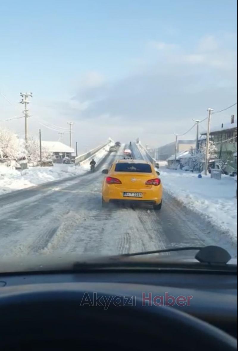 Akyazı'da yollar buz pistine döndü