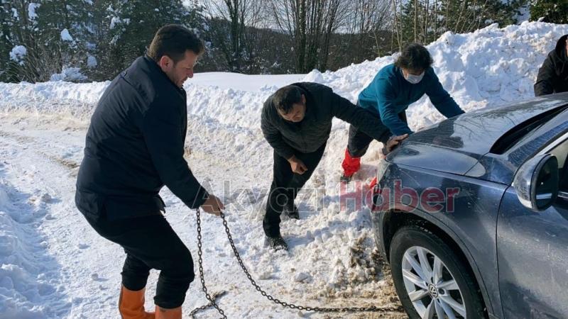 Kara saplanan araçtakilerin yardımına Başkan Soykan koştu