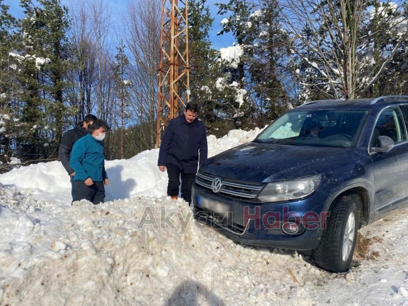 Kara saplanan araçtakilerin yardımına Başkan Soykan koştu