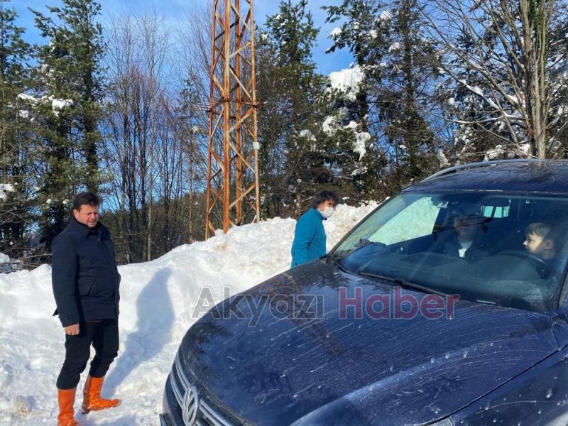 Kara saplanan araçtakilerin yardımına Başkan Soykan koştu