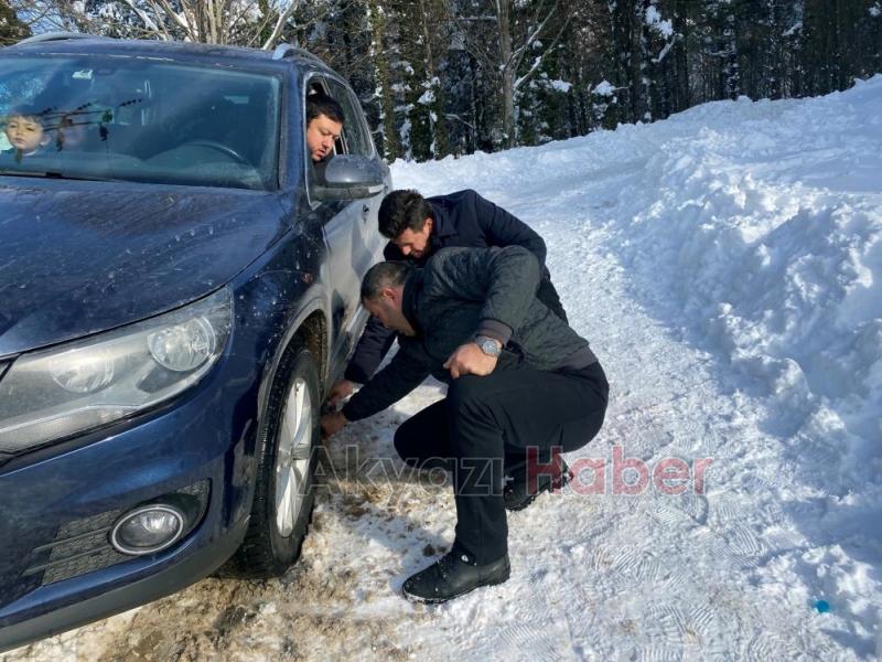 Kara saplanan araçtakilerin yardımına Başkan Soykan koştu